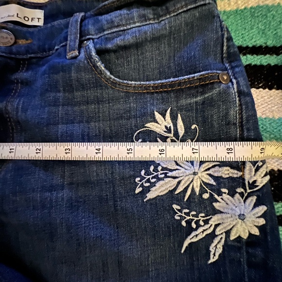 Loft Embroidered Denim Shorts Size 28/6. - Picture 6 of 9